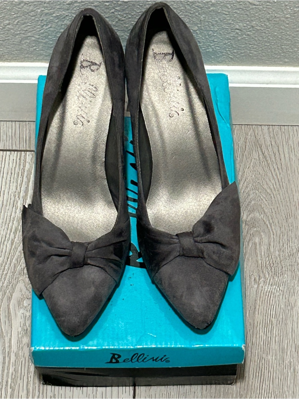 Bellini Charm Grey Microsuede Bow Pump Kitten Heels Size 9W